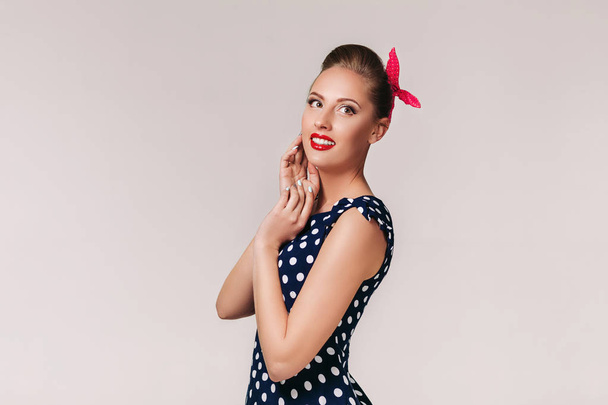 Portret van pin-up vrouw in polka dot jurk. - Foto, afbeelding