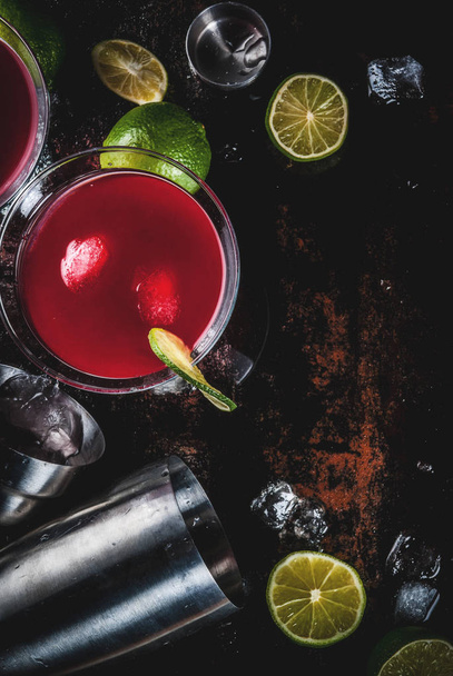Kırmızı cosmopolitan kokteyl limon ile - Fotoğraf, Görsel
