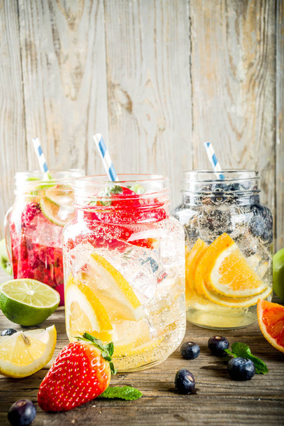 Vários fruto e limonada de baga
 - Foto, Imagem