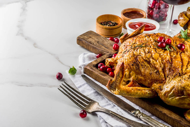 Baked chicken with cranberry and herbs - Foto, immagini