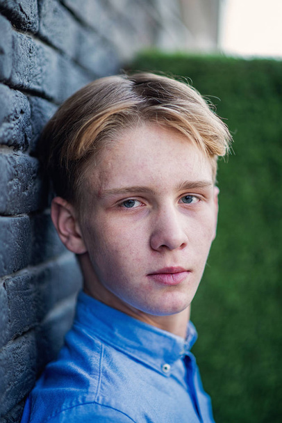 Jovem adulto caucasiano com olhos azuis e cabelos loiros posando em b
 - Foto, Imagem