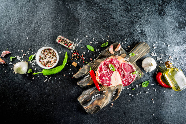 Raw ossobuco beef steak with spices - Foto, Bild