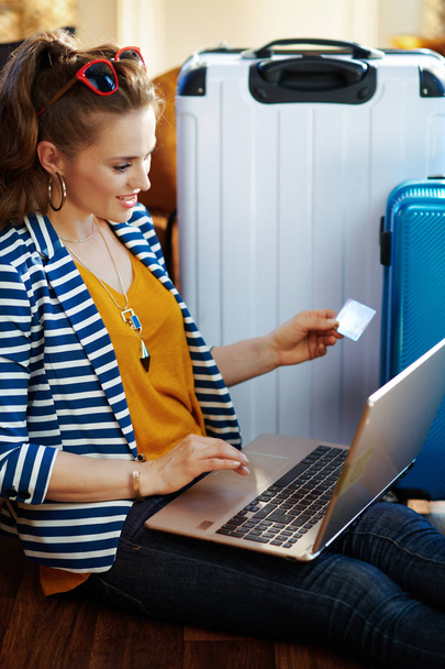 stylish woman with credit card booking tickets on laptop - Zdjęcie, obraz