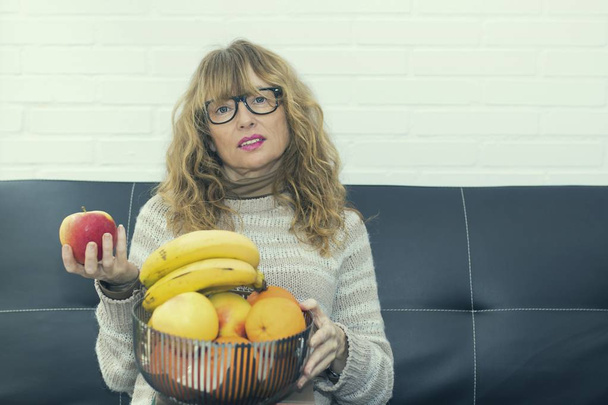 mulher adulta com frutas frescas
 - Foto, Imagem