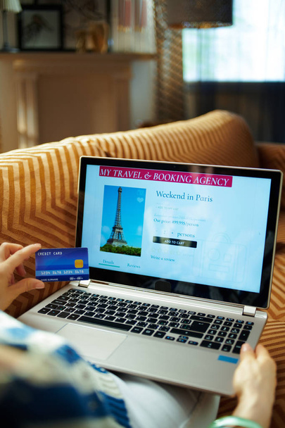 γυναίκα με πιστωτική κάρτα χρησιμοποιώντας το διαδικτυακό site κρατήσεων ταξιδιωτικών ξενοδοχείων - Φωτογραφία, εικόνα