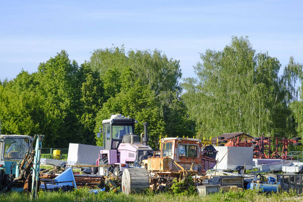 Anciennes machines agricoles dans le parc agricole
 - Photo, image