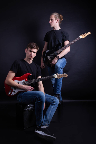 Μπάντα ροκ που αποτελείται από δύο νεαρούς Καυκάσιους ενήλικες - Φωτογραφία, εικόνα
