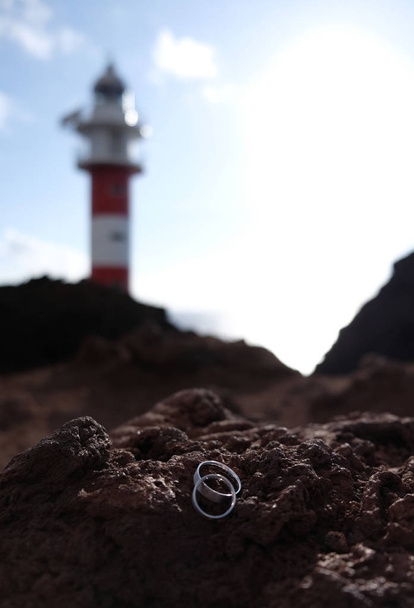 Fókuszban a jegygyűrűt a vulkáni szikla elmosódott piros és WHI - Fotó, kép