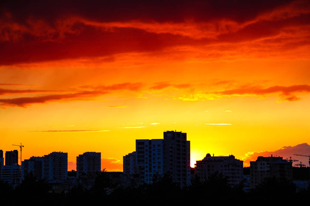 Nádherné bouřmé slunce nad městem v dramatických barvách. - Fotografie, Obrázek