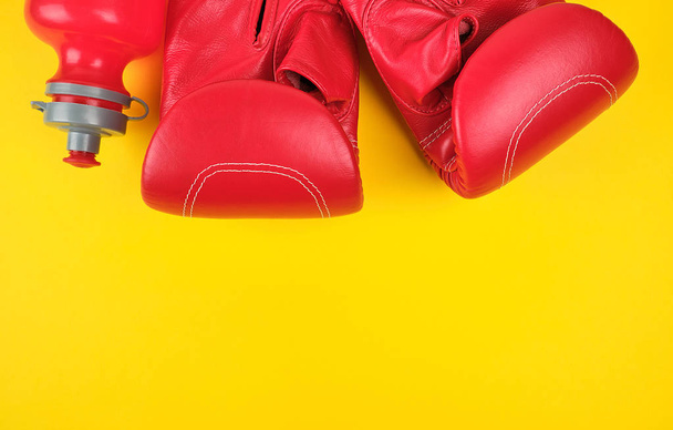 Paire de gants de boxe en cuir rouge  - Photo, image