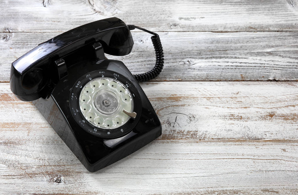 Antiguo teléfono de línea giratoria de moda para el concepto de tecnología antigua en
  - Foto, imagen