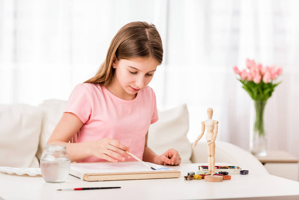 Girl drawing from figure with paint - Photo, Image