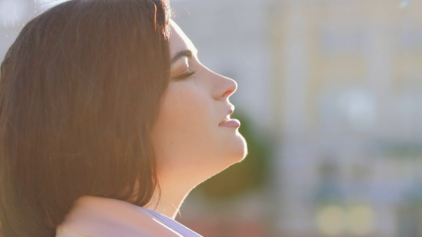 мечтательная визуализация женщина глаза закрыты на открытом воздухе
 - Кадры, видео