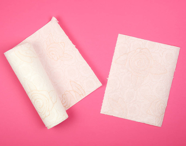 gedraaide Roll van witte zachte papieren servetten voor gezicht en handen  - Foto, afbeelding