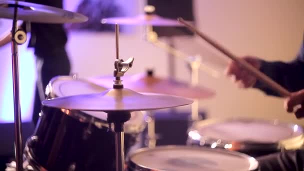 The drummer plays chopsticks on the drums. Beats drum sticks on the plates and drum set. - Materiał filmowy, wideo