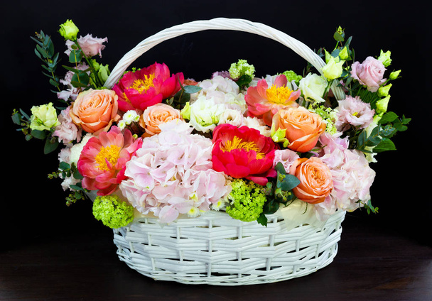 arranjo de flor branca brilhante em uma cesta em um fundo escuro
 - Foto, Imagem