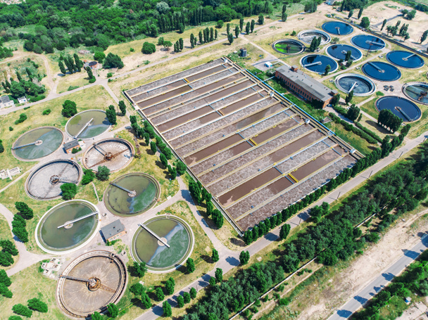 Afvalwaterzuivering en afvalwaterzuiveringsinstallatie, bovenaanzicht van de drone - Foto, afbeelding