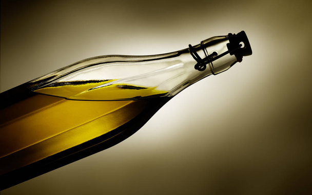 Dramática luz brilla a través del aceite de oliva en una botella de vidrio transparente
 - Foto, imagen
