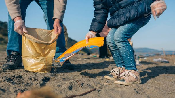 Vapaaehtoiset siivoamassa rantaa - Valokuva, kuva