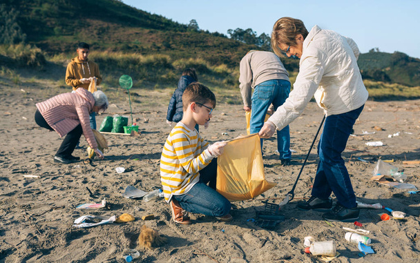 I volontari puliscono la spiaggia - Foto, immagini