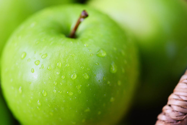 Świeży zielony jabłka-żniwa jabłko w koszyku w ogrodzie f - Zdjęcie, obraz