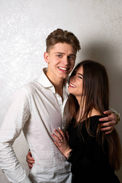 Fiatal kaukázusi házaspár pózol a fehér - Fotó, kép