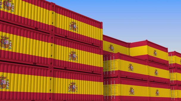 Контейнерный двор, полный контейнеров с флагом Испании. Экспорт или импорт в Испанию
 - Фото, изображение