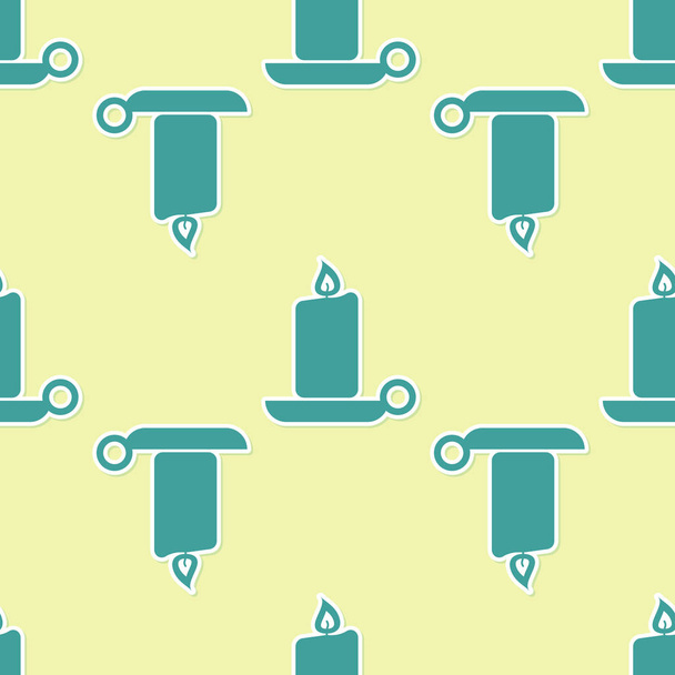 grüne brennende Kerze im Kerzenständer-Symbol mit nahtlosem Muster auf gelbem Hintergrund. altmodisch angezündete Kerze. zylindrischer aromatischer Kerzenständer mit brennender Flamme. flache Bauweise. Vektorillustration - Vektor, Bild