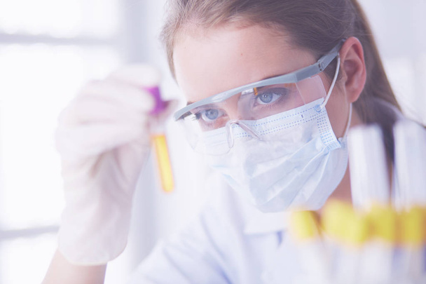 Onderzoeker, arts, wetenschapper of laboratoriumassistent die met plastic medische buizen werkt in een modern lab of ziekenhuis - Foto, afbeelding