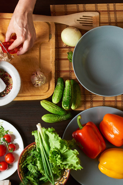 Крупный план стола с овощами, готовыми к здоровому салу
 - Фото, изображение