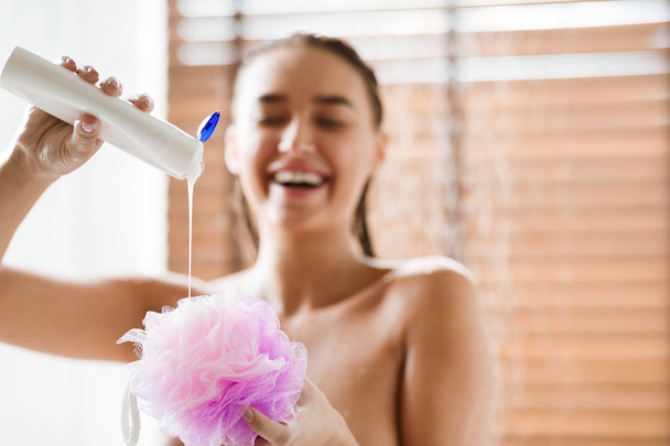 Hygieniakäsite. Tyttö laittaa suihku geeli turvonnut
 - Valokuva, kuva