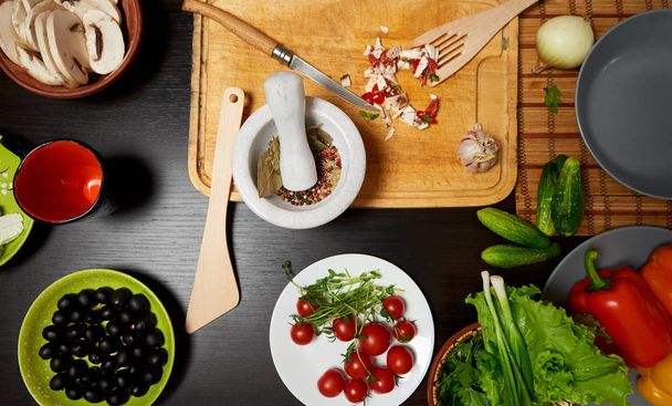 Nahaufnahme eines Tisches mit Gemüse für einen gesunden Sal - Foto, Bild