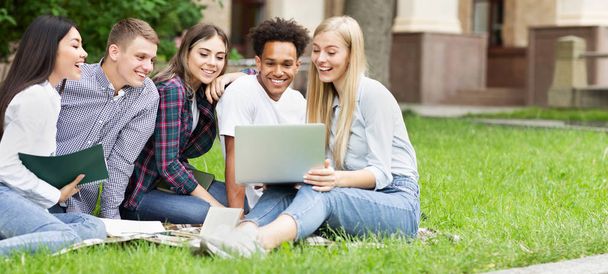 Studenten mit Laptop bereiten sich auf Vorlesung im Park vor - Foto, Bild