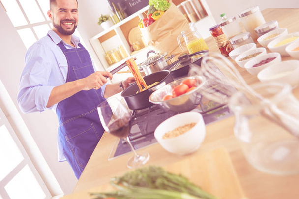 Man preparing delicious and healthy food in the home kitchen - Valokuva, kuva