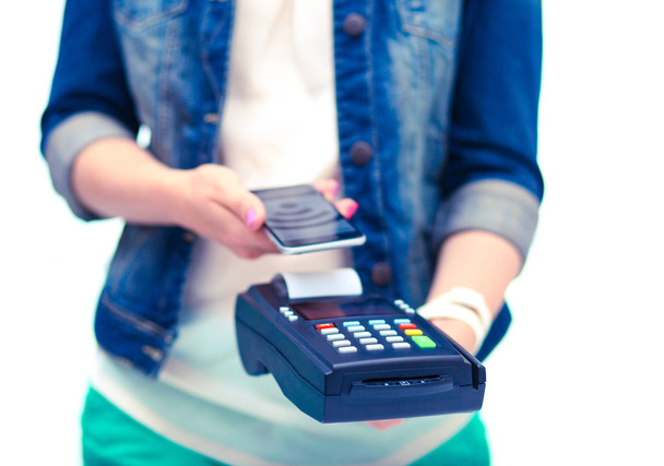 Client paie avec smartphone dans la boutique en utilisant la technologie NFC. Technologie NFC. Le client paie
 - Photo, image