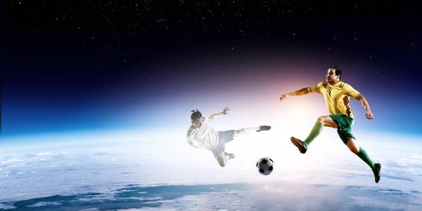 Οι ποδοσφαιριστές παίζουν τον καλύτερο αγώνα ποδοσφαίρου - Φωτογραφία, εικόνα