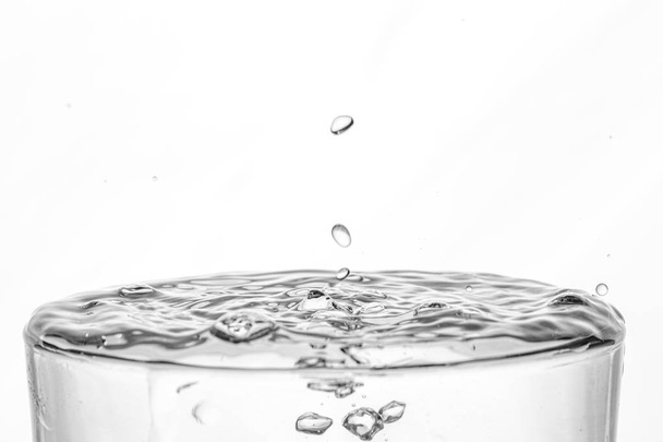 gotas de água em uma superfície de água
 - Foto, Imagem