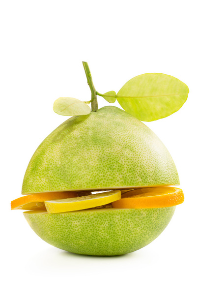 zelené pomelo ovoce nakrájíme se segmenty z citronu a pomeranče na Svatodušní - Fotografie, Obrázek