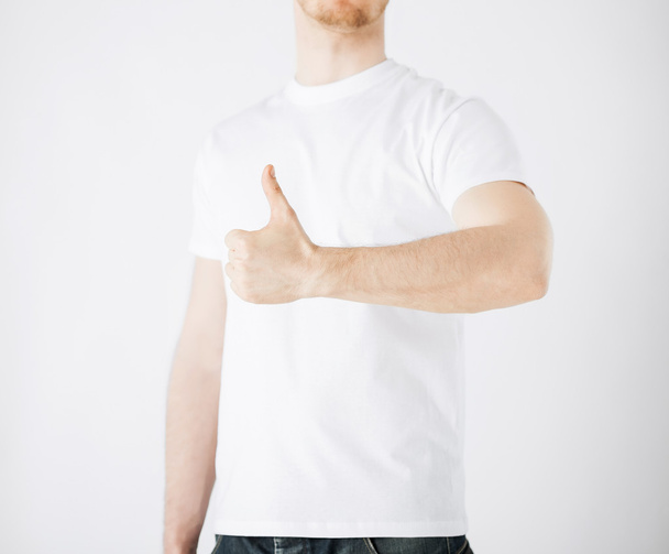 Man showing thumbs up - 写真・画像