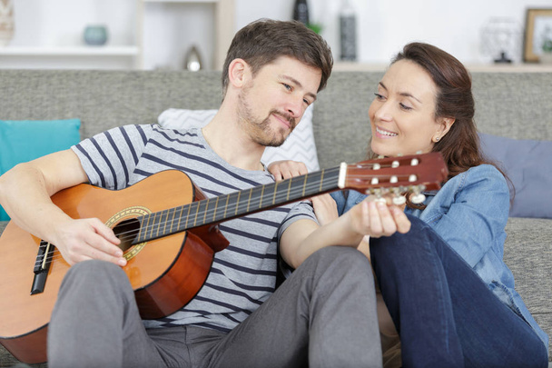 couple learning how to play guitar - Fotoğraf, Görsel