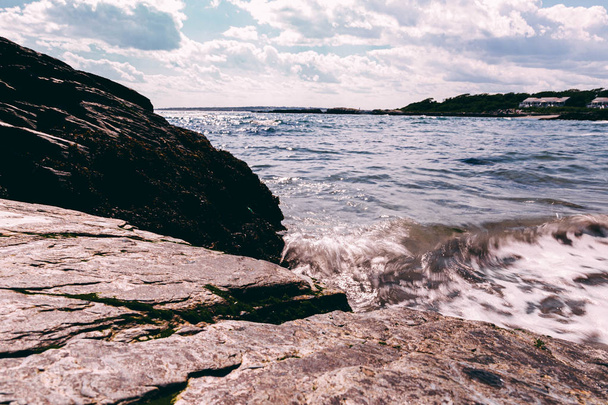 Scenic view of wavy blue ocean in Newport, Rhode Island, USA - 写真・画像