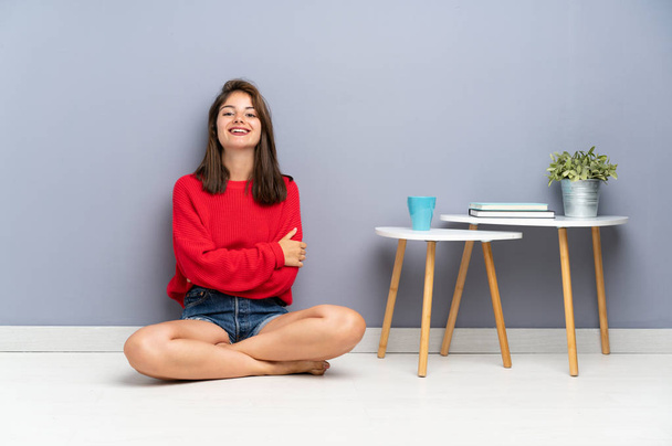 Młoda kobieta siedząca na podłodze śmiejąca się - Zdjęcie, obraz