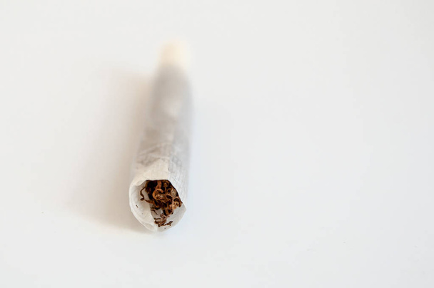 Καθαρίστε μπροστά σουτ από χειροποίητο ενιαίο τσιγάρο οριζόντια τοποθετημένο - Φωτογραφία, εικόνα