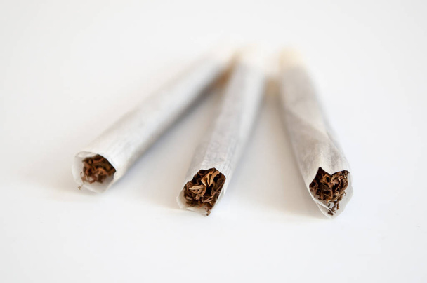 El yapımı üç sigara yatay konumlandırılmış Açı temiz ateş - Fotoğraf, Görsel