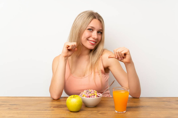 Nuori blondi nainen ottaa aamiaisen ylpeä ja omahyväinen
 - Valokuva, kuva