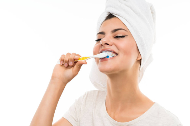 Tinédzser lány több mint elszigetelt, fehér háttér fogmosás neki fogak - Fotó, kép