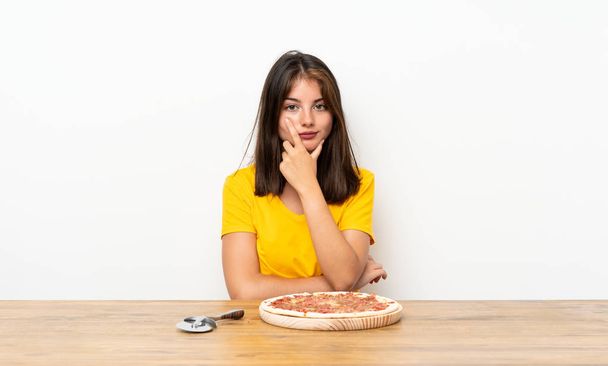 Bir pizza ile Kafkas kız bir fikir düşünme - Fotoğraf, Görsel