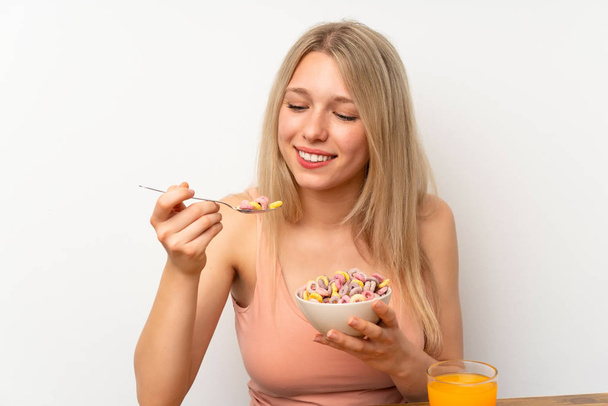 Jonge blonde vrouw met ontbijt - Foto, afbeelding