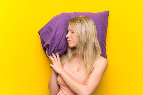 Молода блондинка в піжамі спить
 - Фото, зображення