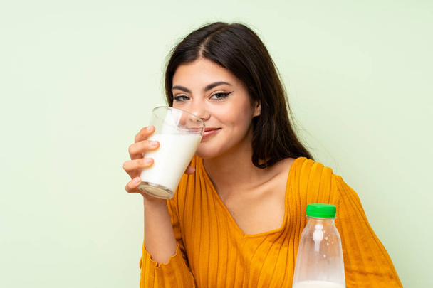 Девочка-подросток завтракает молоком
 - Фото, изображение